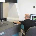 3D mérőgép lemezalkatrész mérése közben a Melior Lasernél