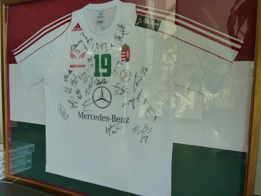 Jersey of László Nagy signed by the Hungarian national handball team