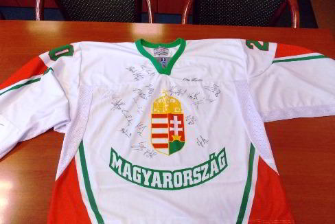 Melior Laser won the autographed jersey of the Hungarian National Ice Hockey Team on the charity auction