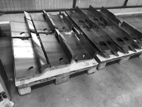 Careful and attentive mid-production storage of sheet metal fabricated partsözi  tárolása