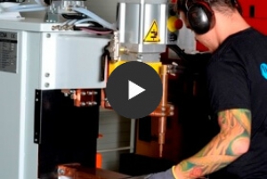 Rozsdamentes acél lemezalkatrész ponthegesztése - videó