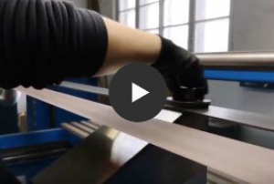 Rozsdamentes acél lemezalkatrész csiszolása - videó
