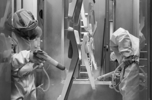 Orvosi műszerek alkatrészeinek bérporfestése a Melior Laser porfestő üzemében